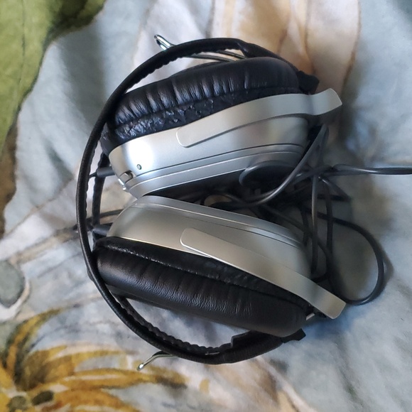 Phillips HN110 Foldable Noise Cancelling Headphones - Picture 5 of 9